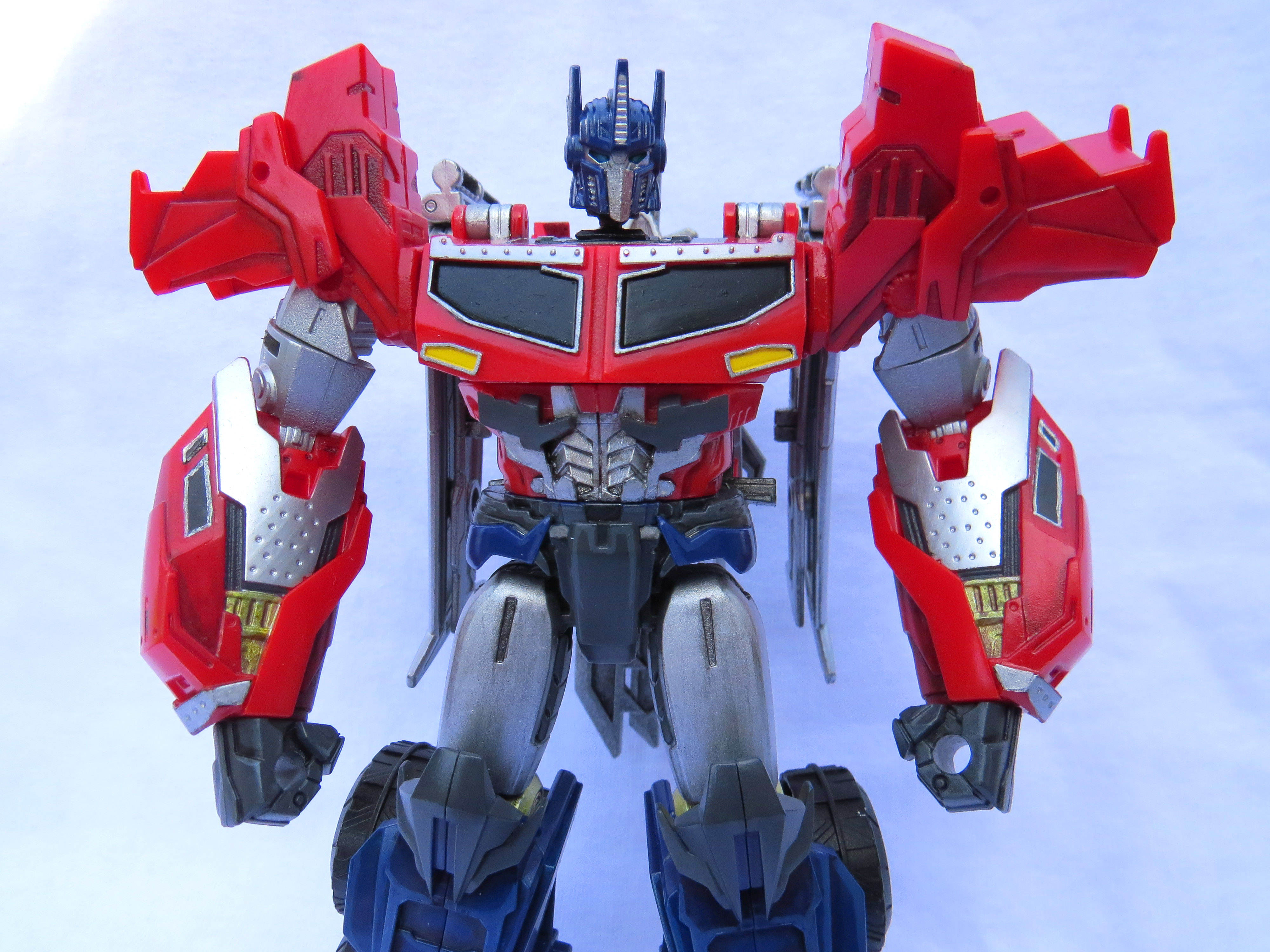 Minor/Repaint Beast Hunters Optimus Prime TFW2005 The 2005 Boards